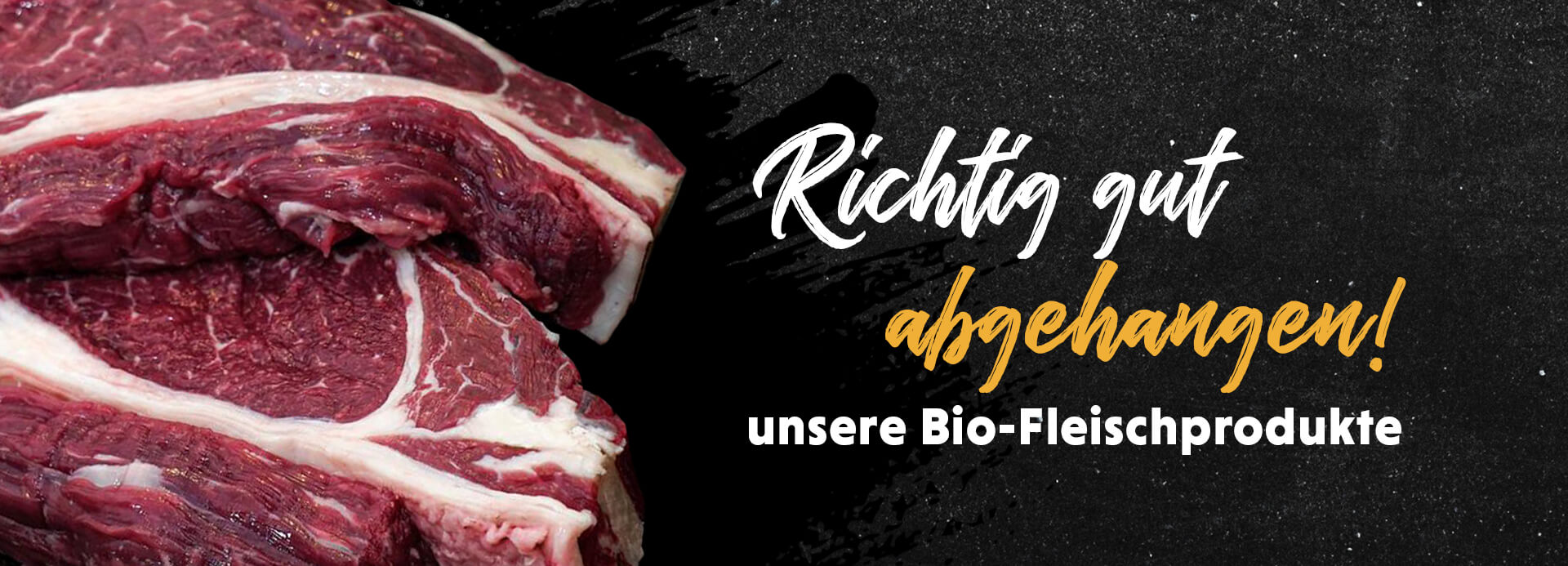 Fleisch auf schwarzem Hintergrund. Auf dem Bild steht die Überschrift „Richtig gut abgehangen! unsere Bio-Fleischprodukte“.