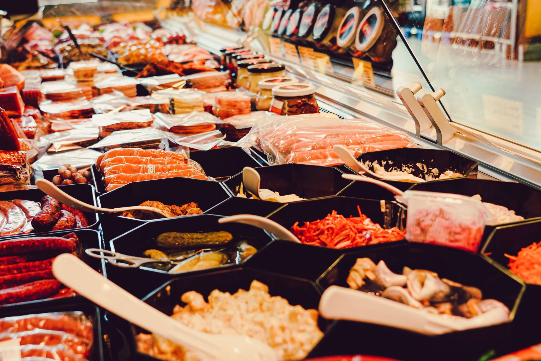 Schwerin Mariniertes Fleisch liegt in schwarzen Schale in der Theke.