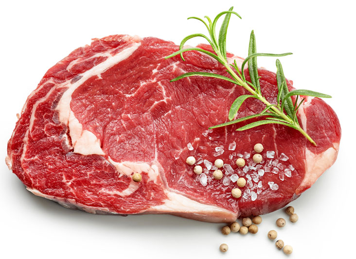 Steak Steak mit Rosmarin, Salz und ganzen Pfefferkörnern auf weißem Hintergrund.
