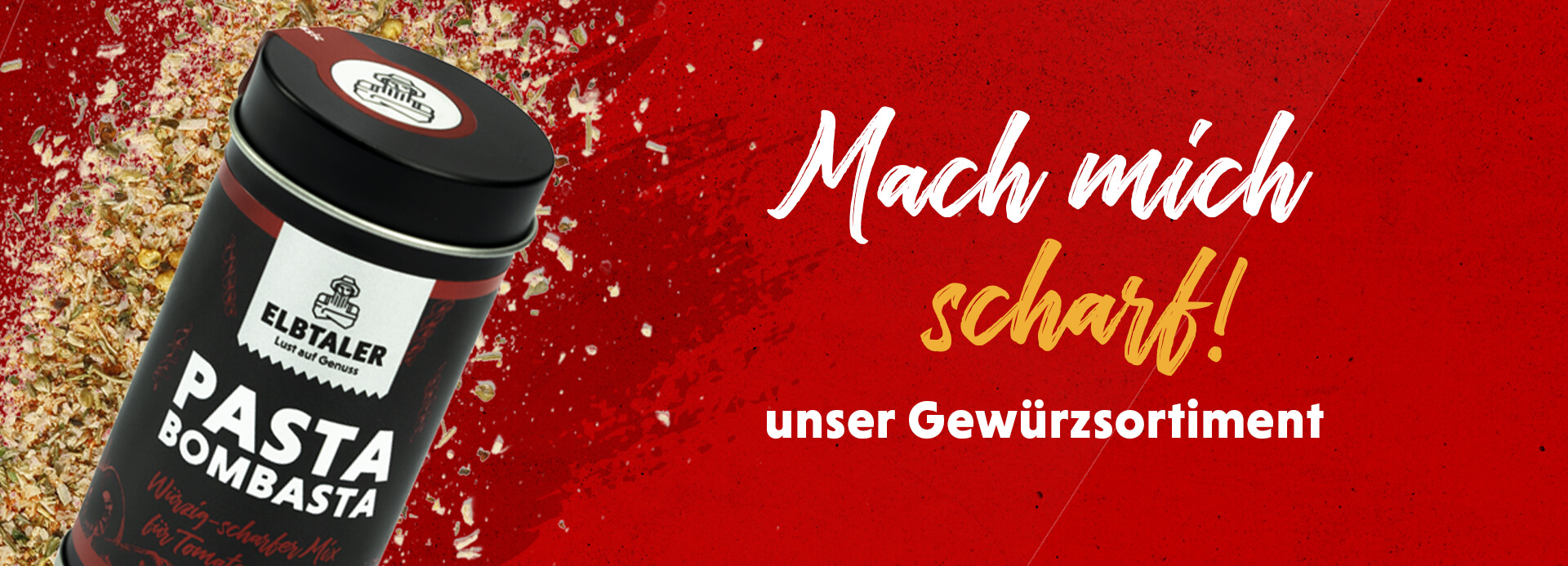 Gewürz Pasta Bombasta auf rotem Hintergrund. Auf dem Bild steht die Überschrift „Mach mich scharf! unser Gewürzsortiment“.
