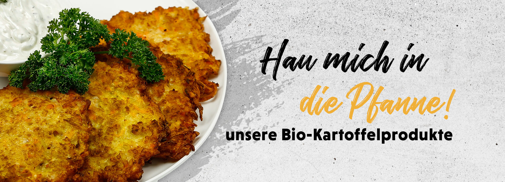 Kartoffelpuffer auf einem Teller. Auf dem Bild steht die Überschrift „Hau mich in die Pfanne! unsere Bio-Kartoffelprodukte“.