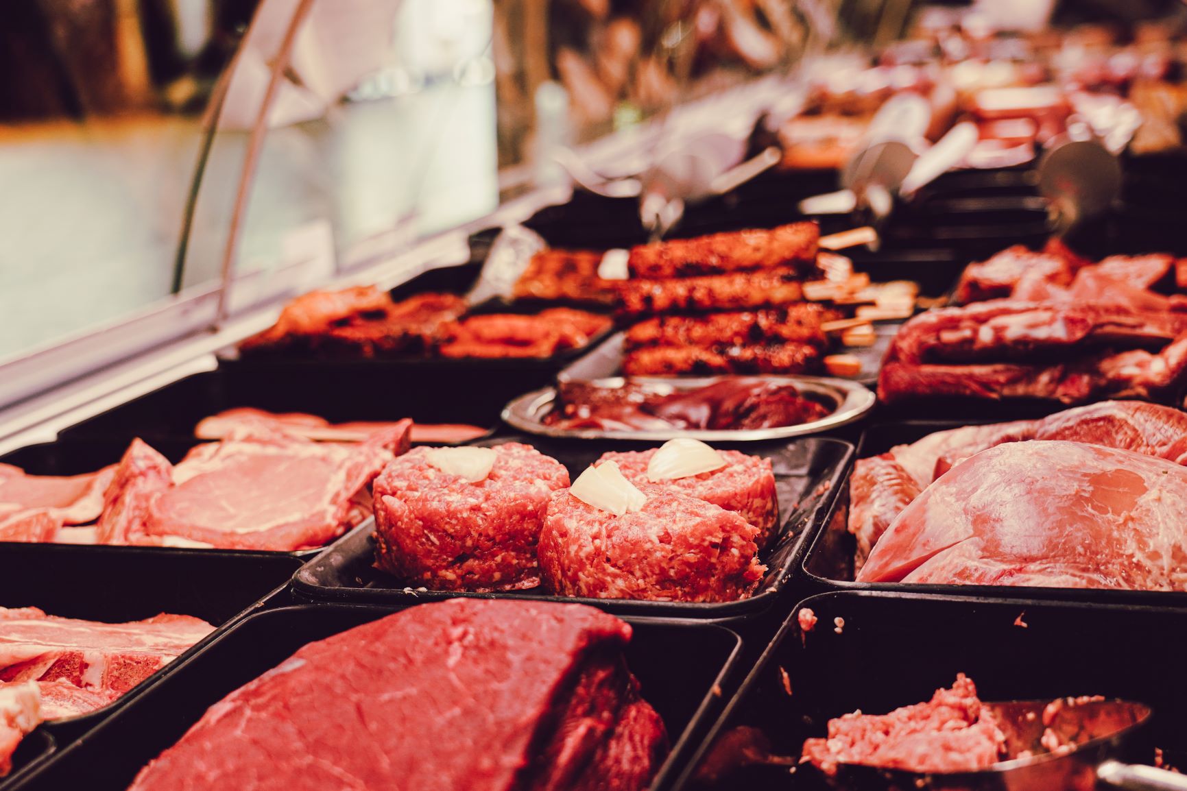 Büchen Mariniertes Fleisch liegt in schwarzen Schale in der Theke.